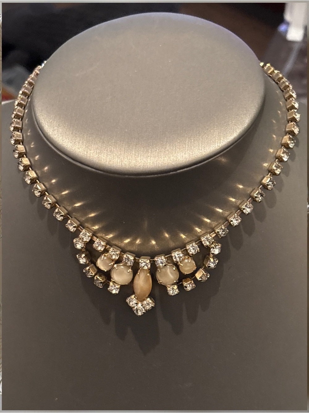 Vintage LISNER Crystal and Pearl Necklace - Ivory and Gold Tones - Picture 2 of 15